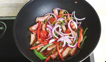 告別牛肉炒老咬不動，一招鮮嫩入味，搭配黑牛超牛鐵板香米飯，下飯神器！